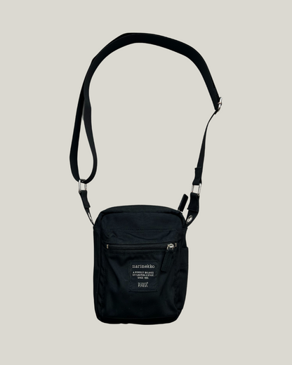 Black marimekko cash & carry shoulder bag on a beige background 
